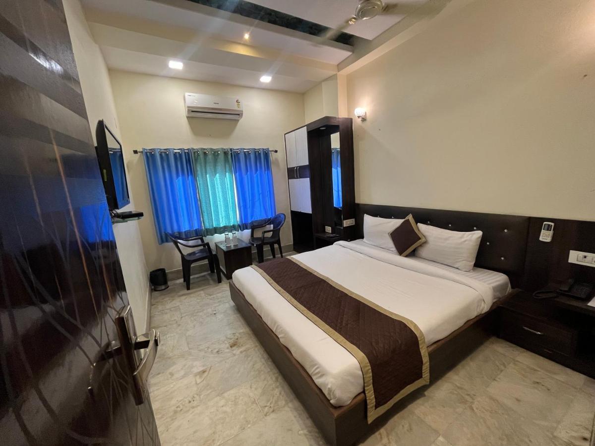 Hotel Raj Vilas Udaipur Exteriör bild