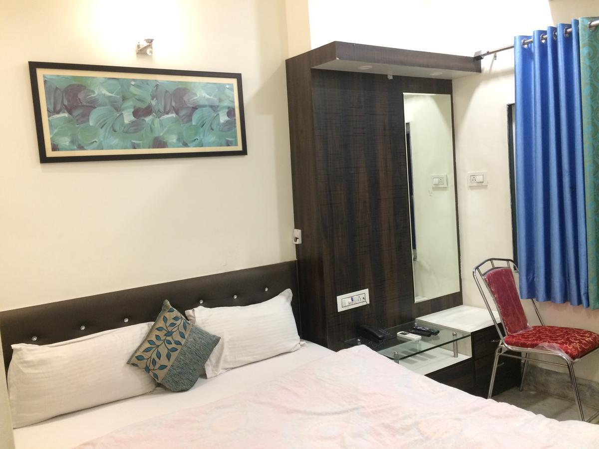 Hotel Raj Vilas Udaipur Exteriör bild
